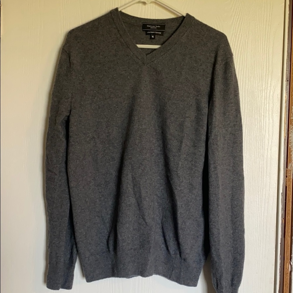 Grey v-neck cashmere sweater